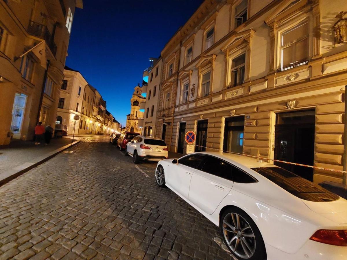 Byt 2+Kk Na Velkem Namesti Градец-Кралове Экстерьер фото